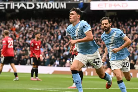 "عاشق الشباك" في ديربي مانشستر.. فودين يطارد رقم روني وأجويرو (فيديو)